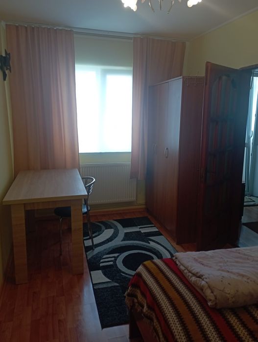 Vând apartament doua camere semidecomandat  etaj 2 însorit