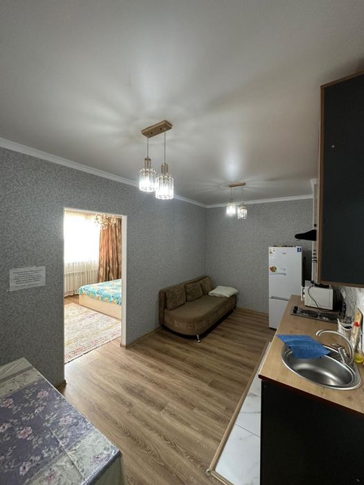 Мебель стол и стулья и диван