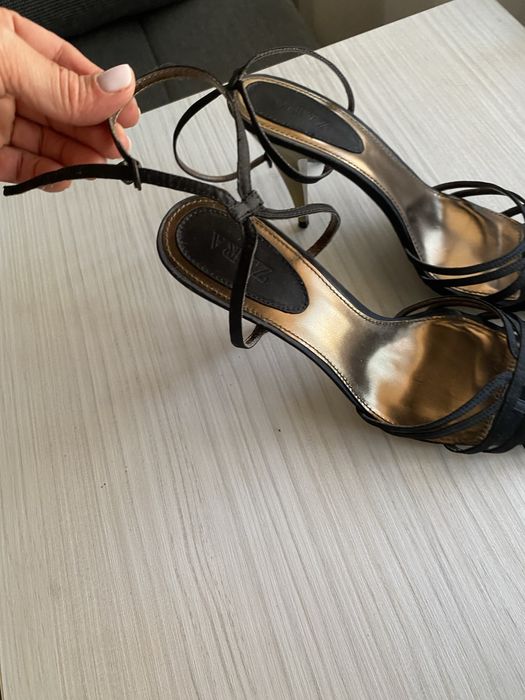 Sandale Zara purtate 1 data fff deosebite din saten si toc auriu din m