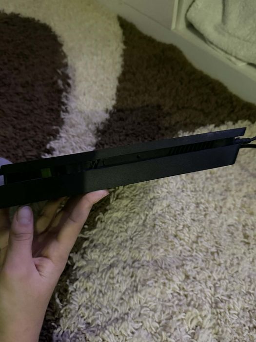 Vand ps4 slim ca o maneta si ca doua jocuri 800 lei