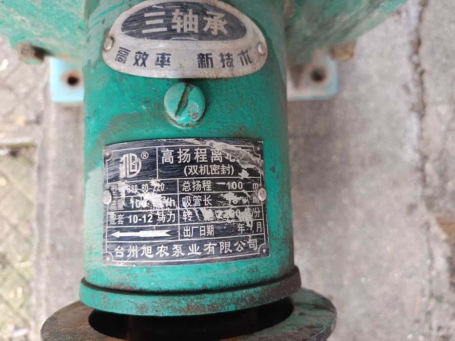 Сондажна машина за вода с камионче към нея