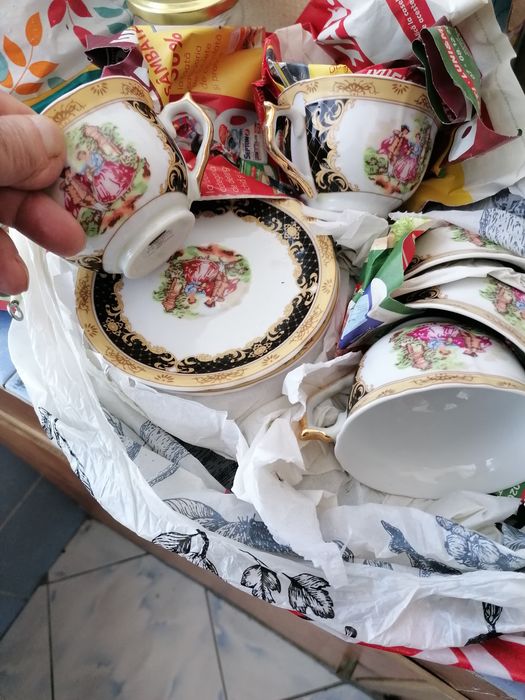 Vînd 3 seturi cafea pentru vitrină. 100lei