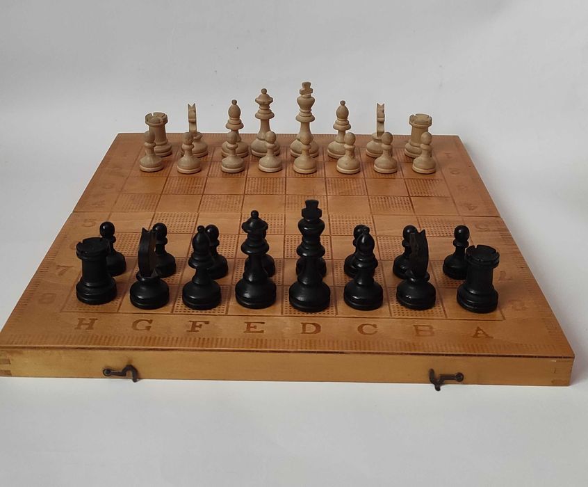 Шах с дървени фигури 35 х 35 см