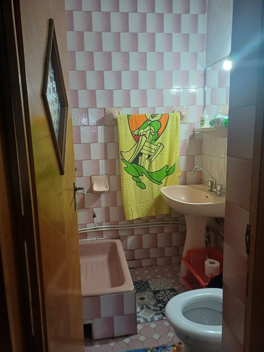 Inchiriez apartament 3 camere decomandat , confort 1, etaj 1/4, Pitesti , zona centrala..  De preferat eleve / studente.
