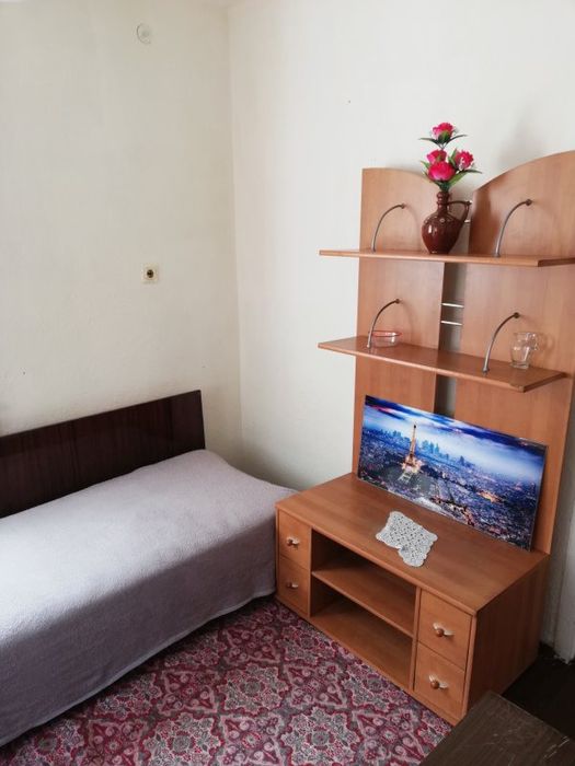 Къща в гр. Земен