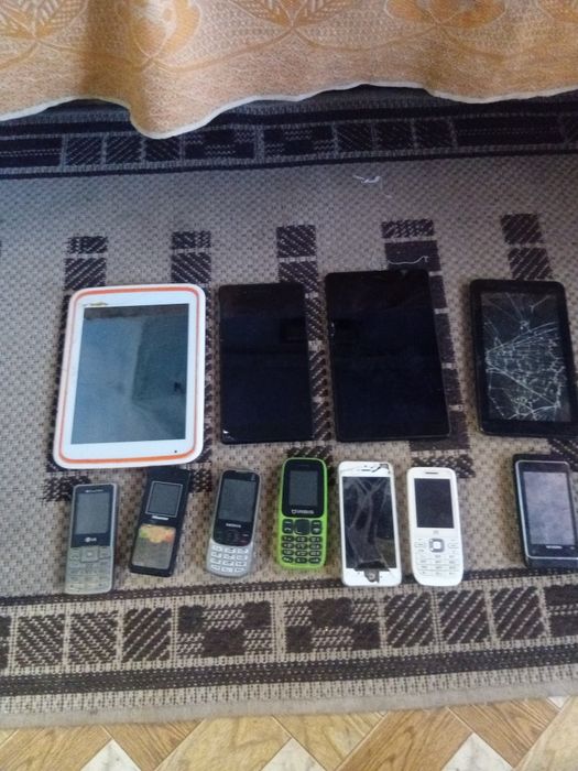 На запчасти Куча Планшетов и телефонов всего за 3тыс.тг