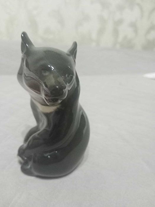 статуэтка лфз. медведь ччерного цвета.в хорошем состоянии.