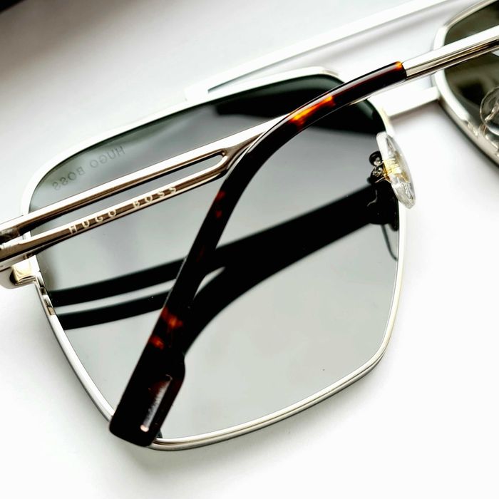 Солнцезащитные очки Hugo Boss.