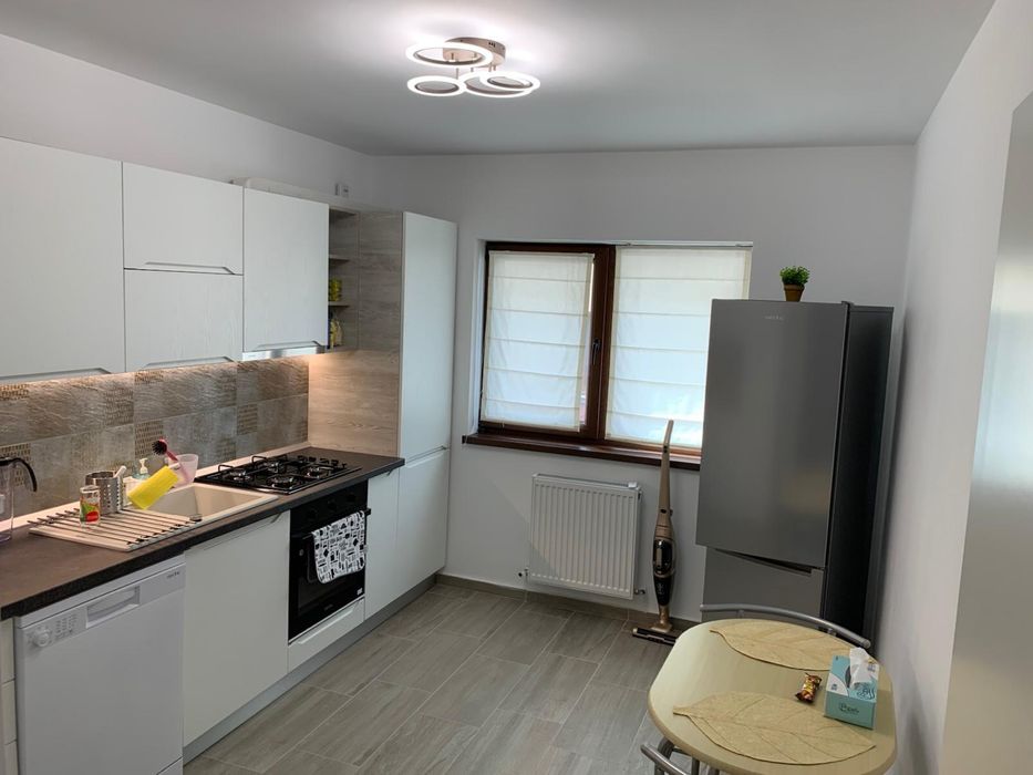Proprietar inchiriez apartament 3 camere +loc parcare sanpetru brasov