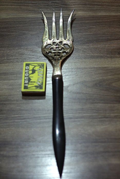 Красивая большая вилка д/горячего.Индия,ручная работа.Новая в коробке.