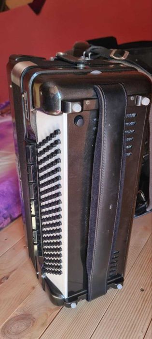 Електрически акордеон Роланд 120 баса