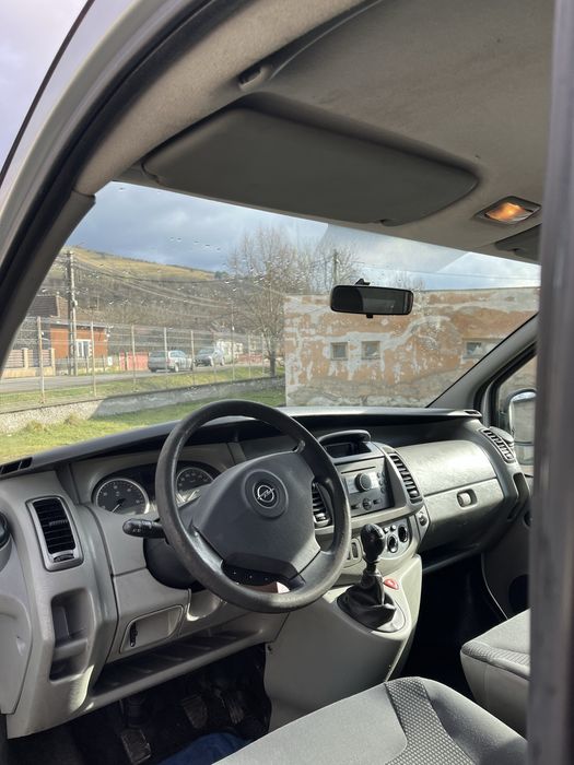 Vand Opel Vivaro 2.0 d model lung