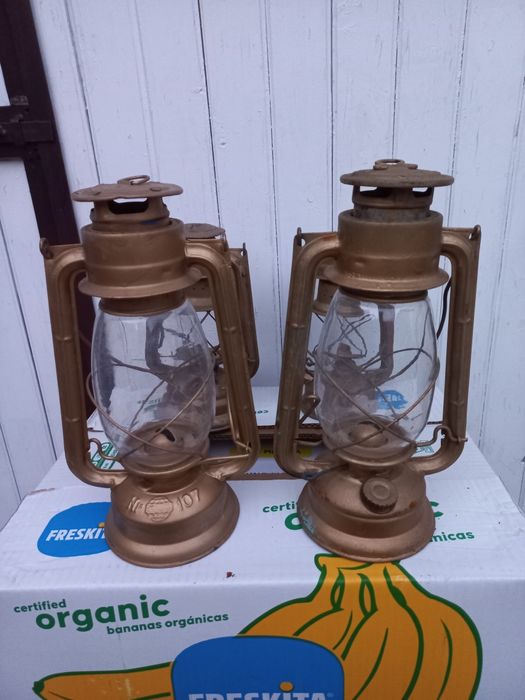 diverse obiecte vechi din lemn, ceramice,țesături război de țesut etc