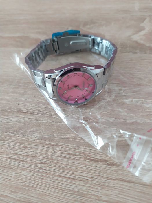 Атрактивен часовник с розов циферблат