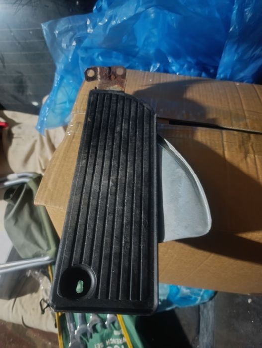 Продам подножник Ауди 80