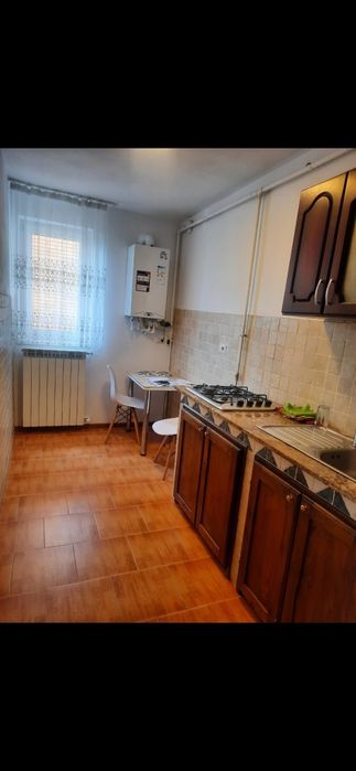 Închiriez apartament cu 2 camere