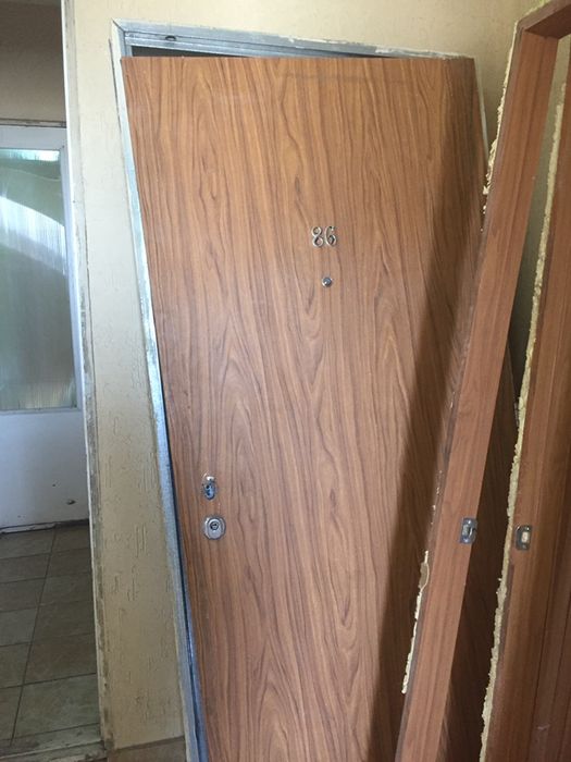 железни двер агаш есикте бар