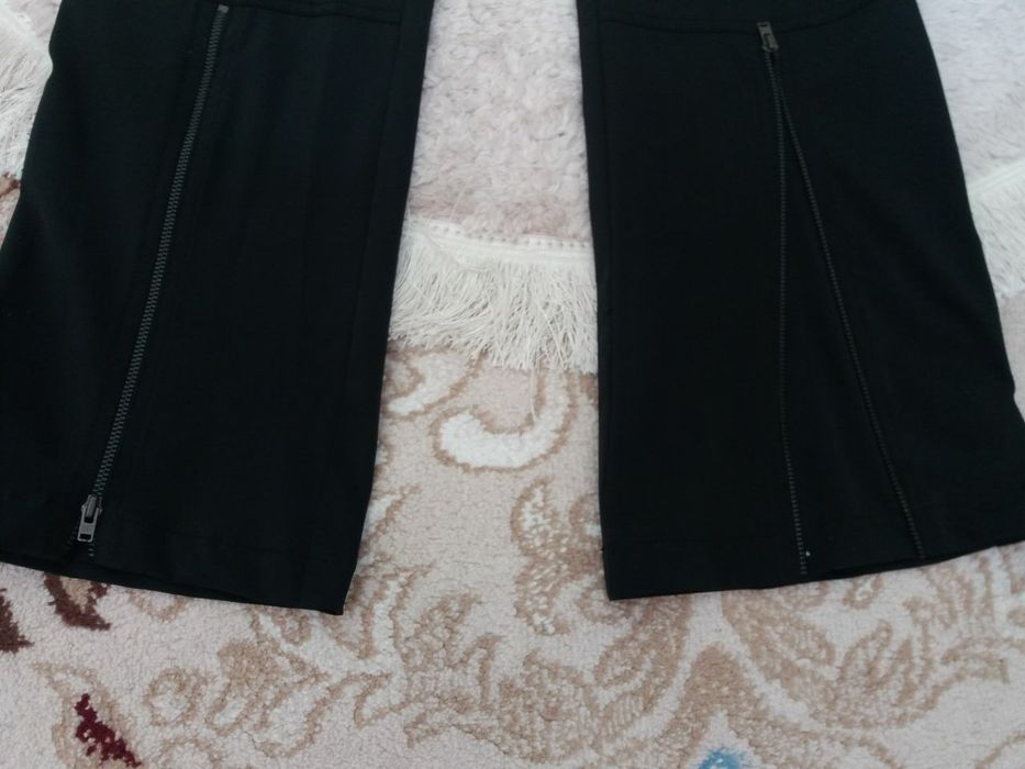 Брюки новые, брендовые 2 пары, на стройную девушку44-46разм