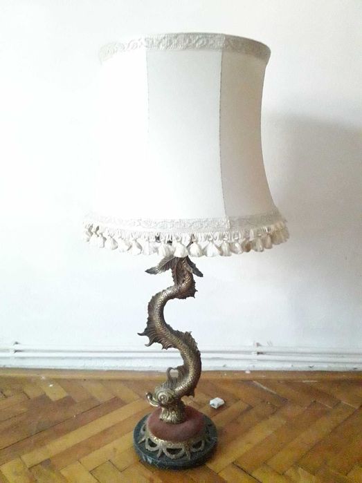 Veioza din bronz asezata pe un blat de marmura cu tenta asiatica