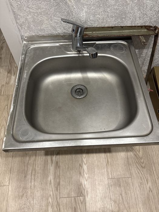 Раковина со смесителем