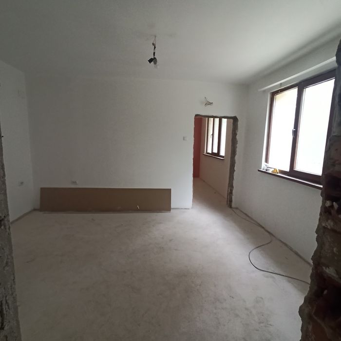 Партерен апартамент 52кв.м. и гараж 20 м2 към него( топла връзка)