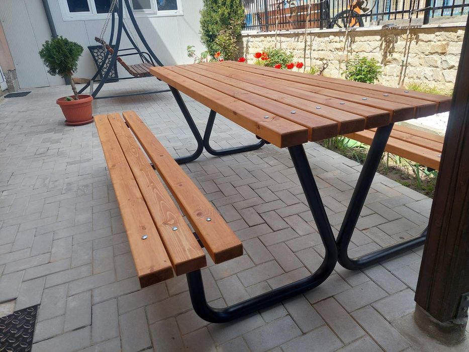 Маси и пейки от масив с метални крака