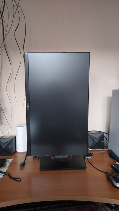 Продавам геймърски монитор