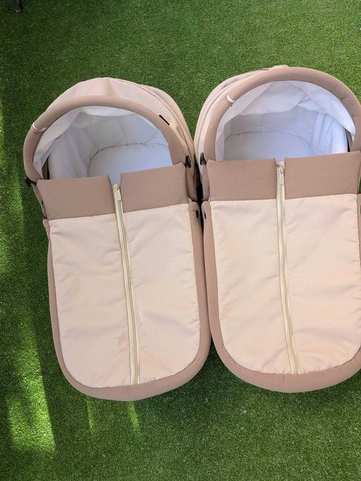 Продавам Peg Perego Book For Two – количка за близнаци, комплект с кошчета за новородено и за кола