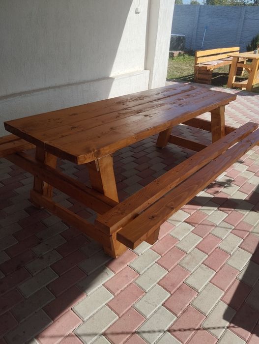 Masa de lemn lăcuită