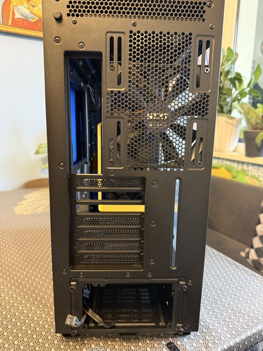 ЧИСТО НОВА кутия NZXT H700i Ninja edition