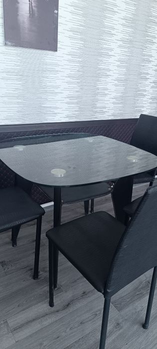 Продам стол стеклянный и 4 стула (комплект)
