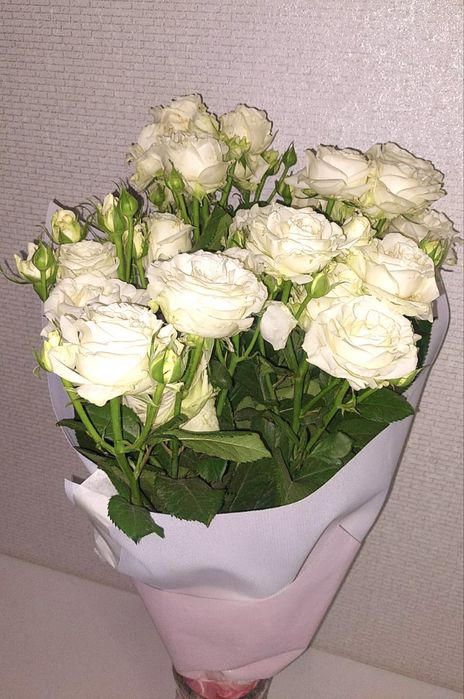 Белые кустовые розы