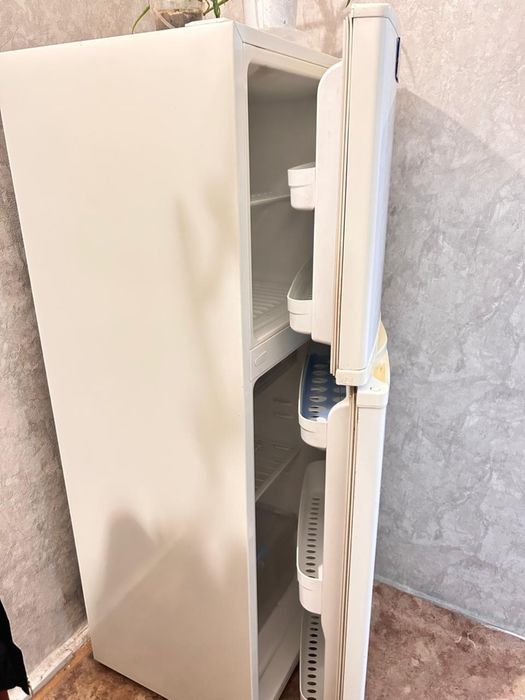 Продаю рабочий холодильник