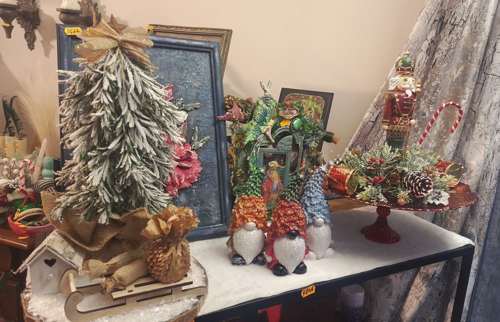 Коледни декорации и подаръци