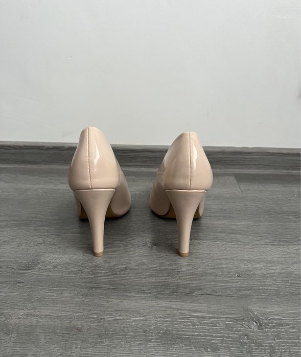 Pantofi lăcuiți cu toc bej