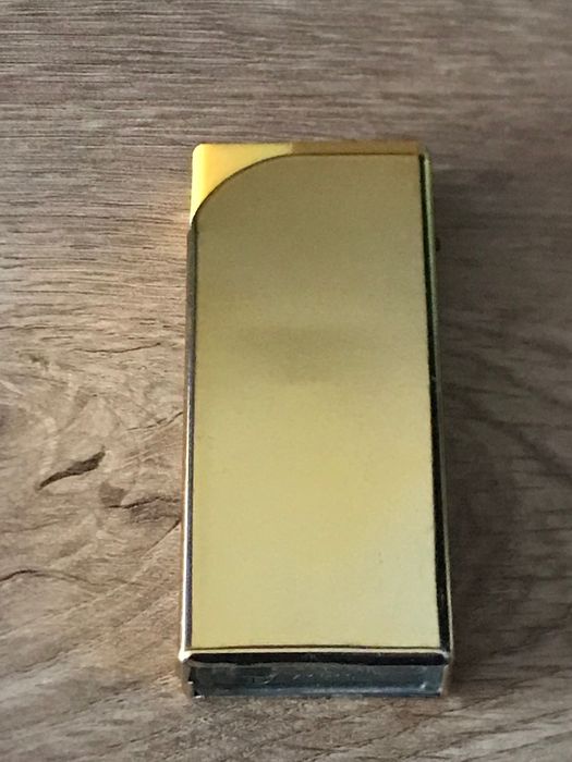 Златиста запалка  против вятър