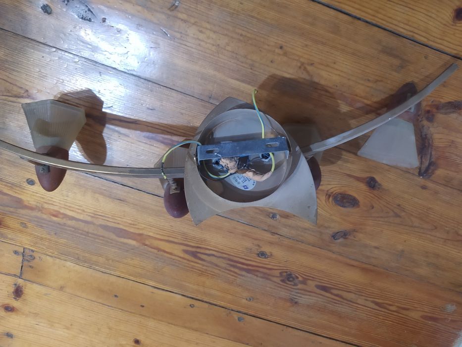 Люстра четырех плафонная.