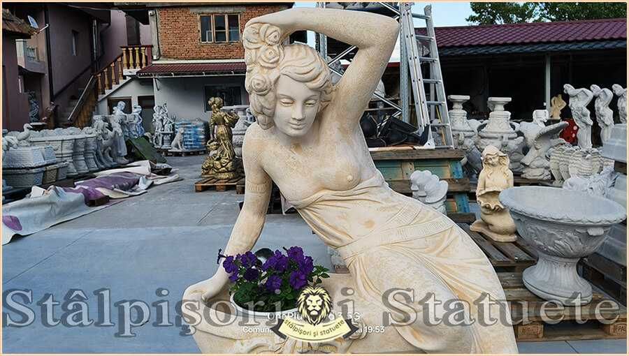 Statuetă jardinieră flori, galben patinat, model J12.
