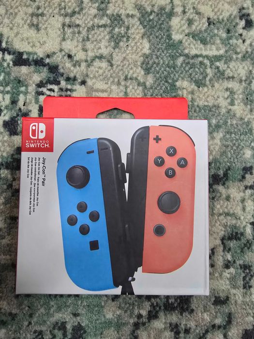 controlere Nintendo Switch Joy-Con în culorile Neon Red și Neon Blue