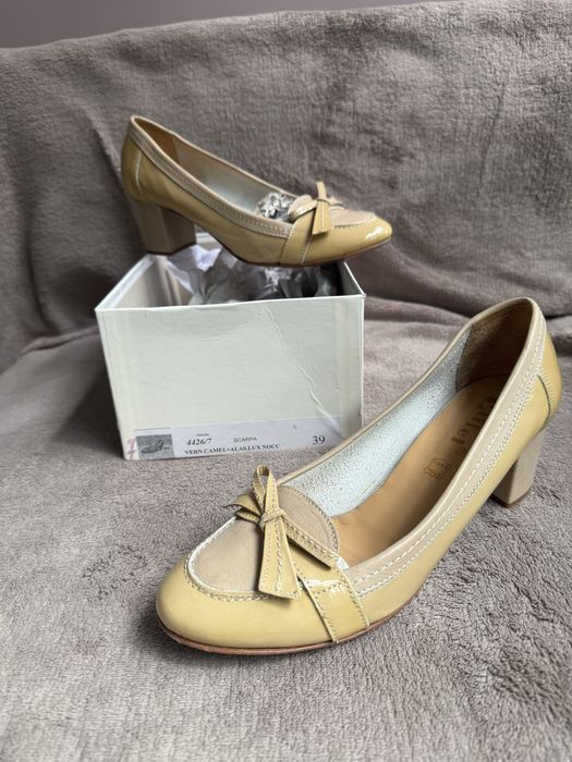 Почти новые бежевые туфли