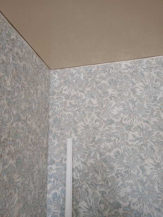 Поклейка обоев  .