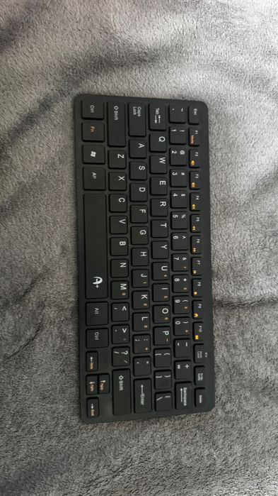 Tastatură wireless ultra compactă