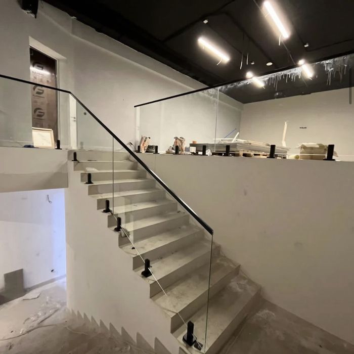 душевые кабины перегородки лестницы столы стекло