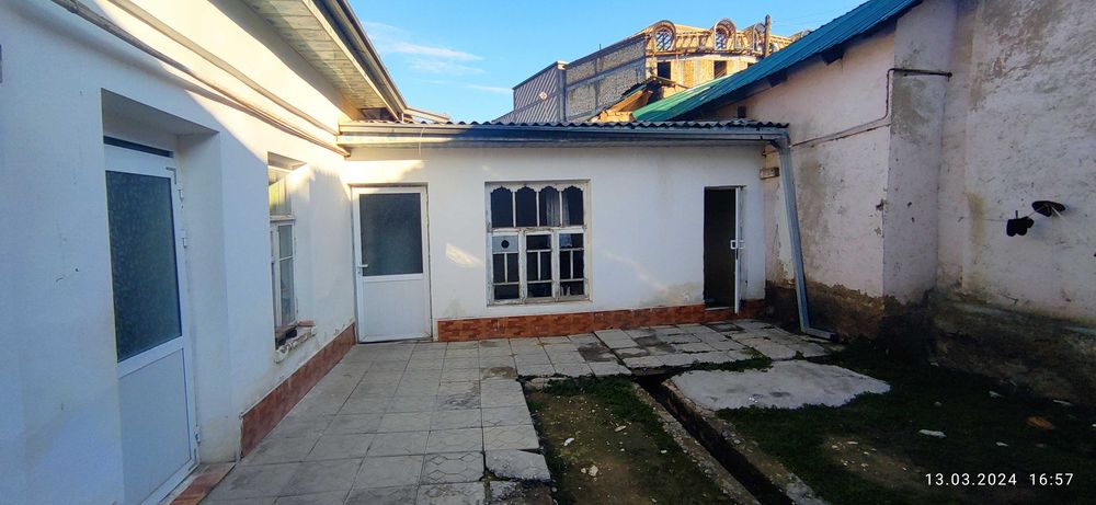 Срочно продается дом в центре город общ. дворе с своим отделом дворико