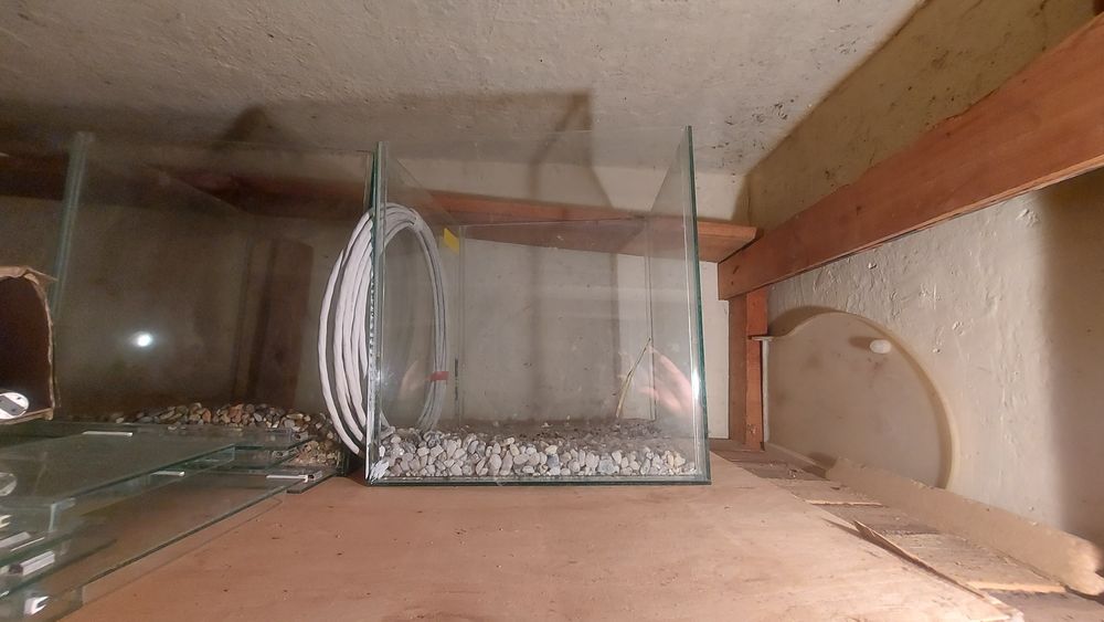 Продавам стелаж с 5 аквариума +капаци, грунд и малко техника