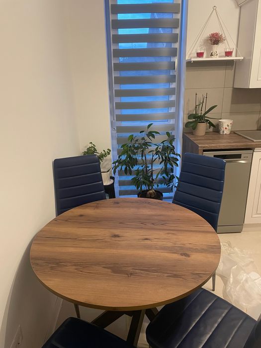 Masa dining rotunda nouă