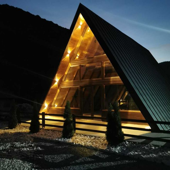 Cabana stil A Frame si casa din structura de lemn de vanzare