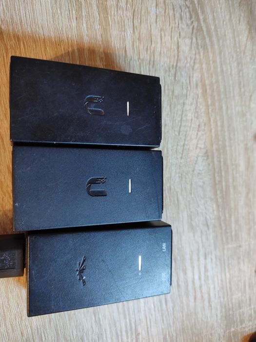 3 x injectoare PoE Ubiquiti originale – 2x GP-A240-050 + 1x GP-A240-050G Gigabit