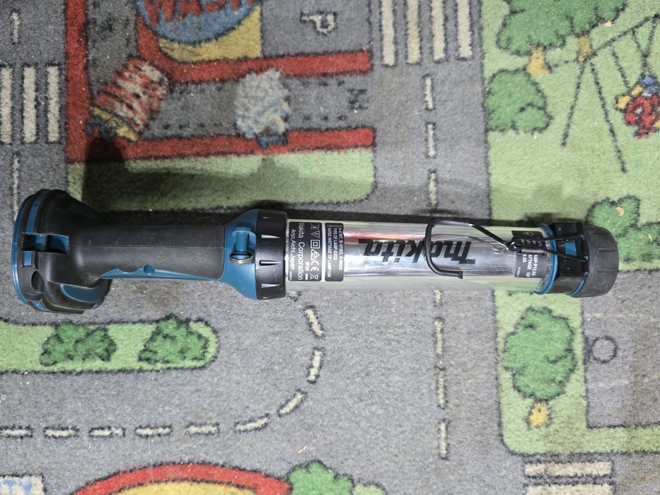 Vând lanterna makita