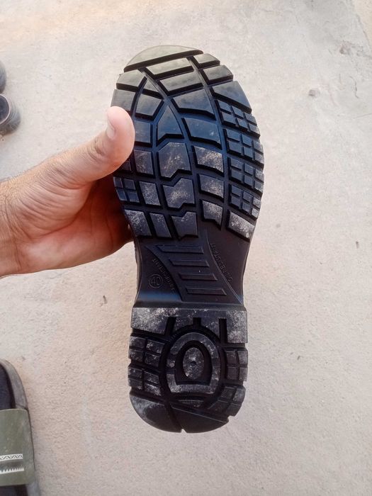 Сапоги специальные с металлическими носком.